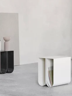 Kristina Dam Mesa auxiliar de metal Curved