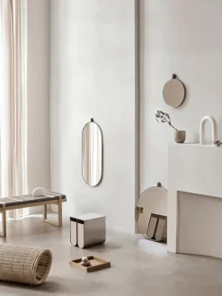 Kristina Dam Mesa auxiliar de metal Curved