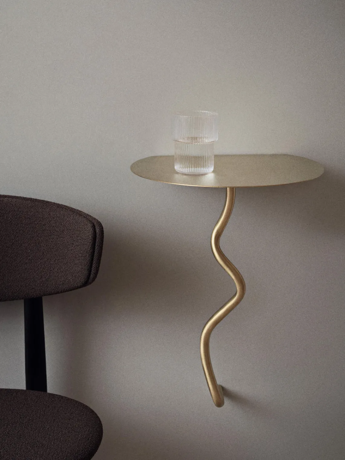 Ferm Living Mesa auxiliar de pared de latón Curvature^ Mesas Auxiliares