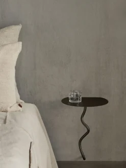 Ferm Living Mesa auxiliar de pared de latón Curvature