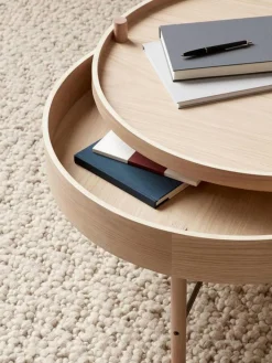 Audo Copenhagen Mesa auxiliar redonda con espacio de almacenamiento Turning Table^ Mesas Auxiliares