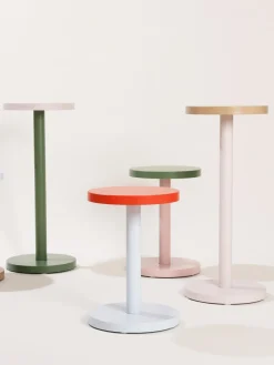 DESIGN LETTERS Mesa auxiliar redonda de metal Trisse^ Mesas Auxiliares