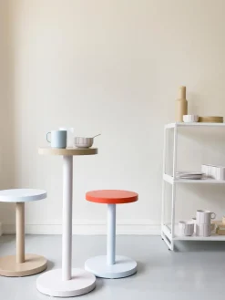 DESIGN LETTERS Mesa auxiliar redonda de metal Trisse^ Mesas Auxiliares