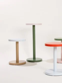 DESIGN LETTERS Mesa auxiliar redonda de metal Trisse