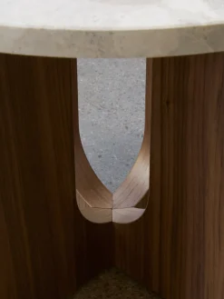 Audo Copenhagen Mesa auxiliar redonda de madera con tablero de piedra arenisca Androgyne