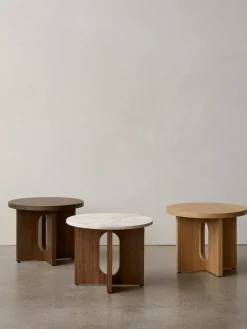 Audo Copenhagen Mesa auxiliar redonda de madera con tablero de piedra arenisca Androgyne