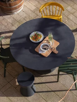 Mesa auxiliar redonda para exterior de cemento Dover^ Mesas Auxiliares De Jardín|Mesas Auxiliares De Jardí­N