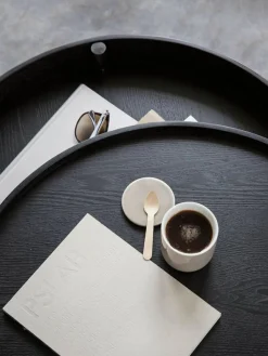 Audo Copenhagen Mesa de centro con espacio de almacenamiento Turning Table