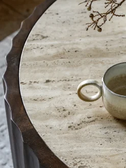 Mesa de centro redonda de madera de mango con tablero de travertino Cascia