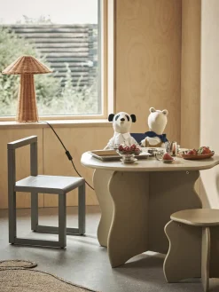 Ferm Living Kids Mesa infantil de madera en forma orgánica Slope^Niños Decoración Infantil|Mesas Y Sillas Infantiles