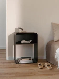 Metallbude Mesilla de noche artesanal de metal Damio