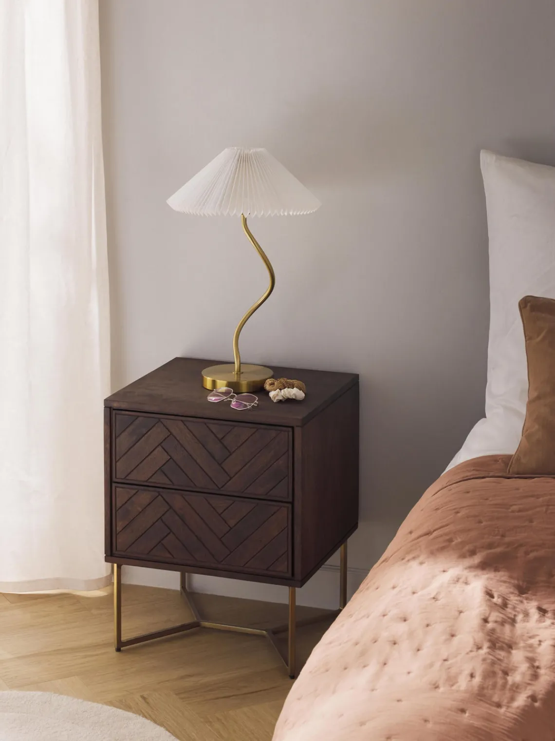 Westwing Collection Mesita de noche de madera de mango con diseño espiga Luca^ Mesitas De Noche|Mesitas De Noche