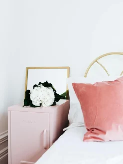 Niños Mustard Made Mesita de noche de metal The Shorty, apertura de puerta izquierda o derecha