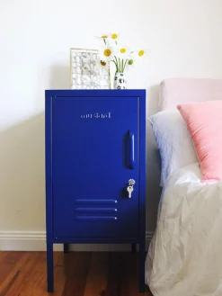 Niños Mustard Made Mesita de noche de metal The Shorty, apertura de puerta izquierda o derecha