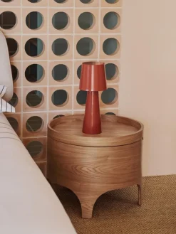 Mesita de noche redonda de madera de eucalipto con espacio de almacenamiento Octavia^ Mesitas De Noche|Mesitas De Noche