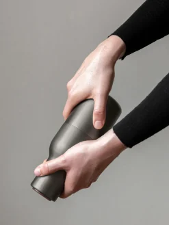 Audo Copenhagen Molinillos de sal y pimienta con tapón de madera de nogal Bottle Grinders, 2 uds.^ Molinillos De Especias|Molinillos De Especias