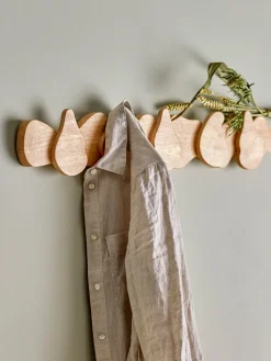 Bloomingville Perchero de pared de madera de caucho Ross