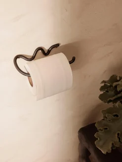 Ferm Living Portarollos de pared de metal artesanal Curvature^ Portarrollos|Jarrones