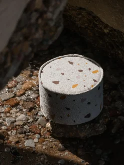 Niños Wigiwama Puf infantil artesanal en tejido bouclé Sugar, Ø 40 cm