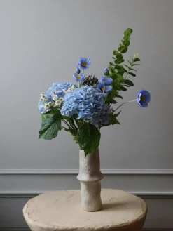 Botané Ramo de flores artificiales Barbie Blue Bliss^ Flores Artificiales|Jarrones