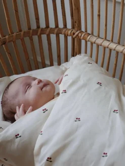 Niños Konges Slojd Ropa de cama infantil de algodón ecológico Cherry, tamaños diferentes