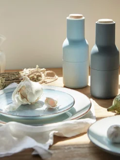 Audo Copenhagen Salero y pimentero de diseño con tapa de haya Bottle Grinder, 2 uds.