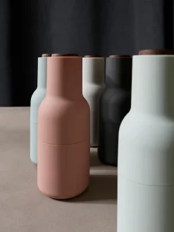 Audo Copenhagen Salero y pimentero de diseño con tapa de haya Bottle Grinder, 2 uds.