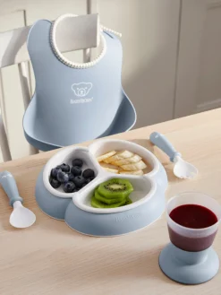 Niños BabyBjörn Set de vajilla infantil Bliss con babero, 4 pzas.