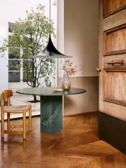 GUBI Silla artesanal de madera de pino Daumiller^ Sillas