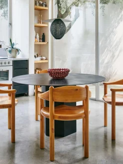 GUBI Silla con reposabrazos con madera de pino Daumiller