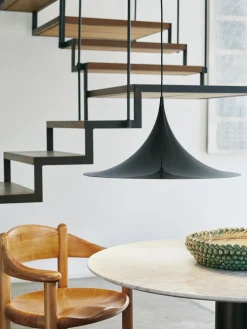 GUBI Silla con reposabrazos con madera de pino Daumiller