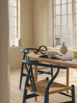 Carl Hansen & Søn Silla de madera con asiento tejido a mano CH24