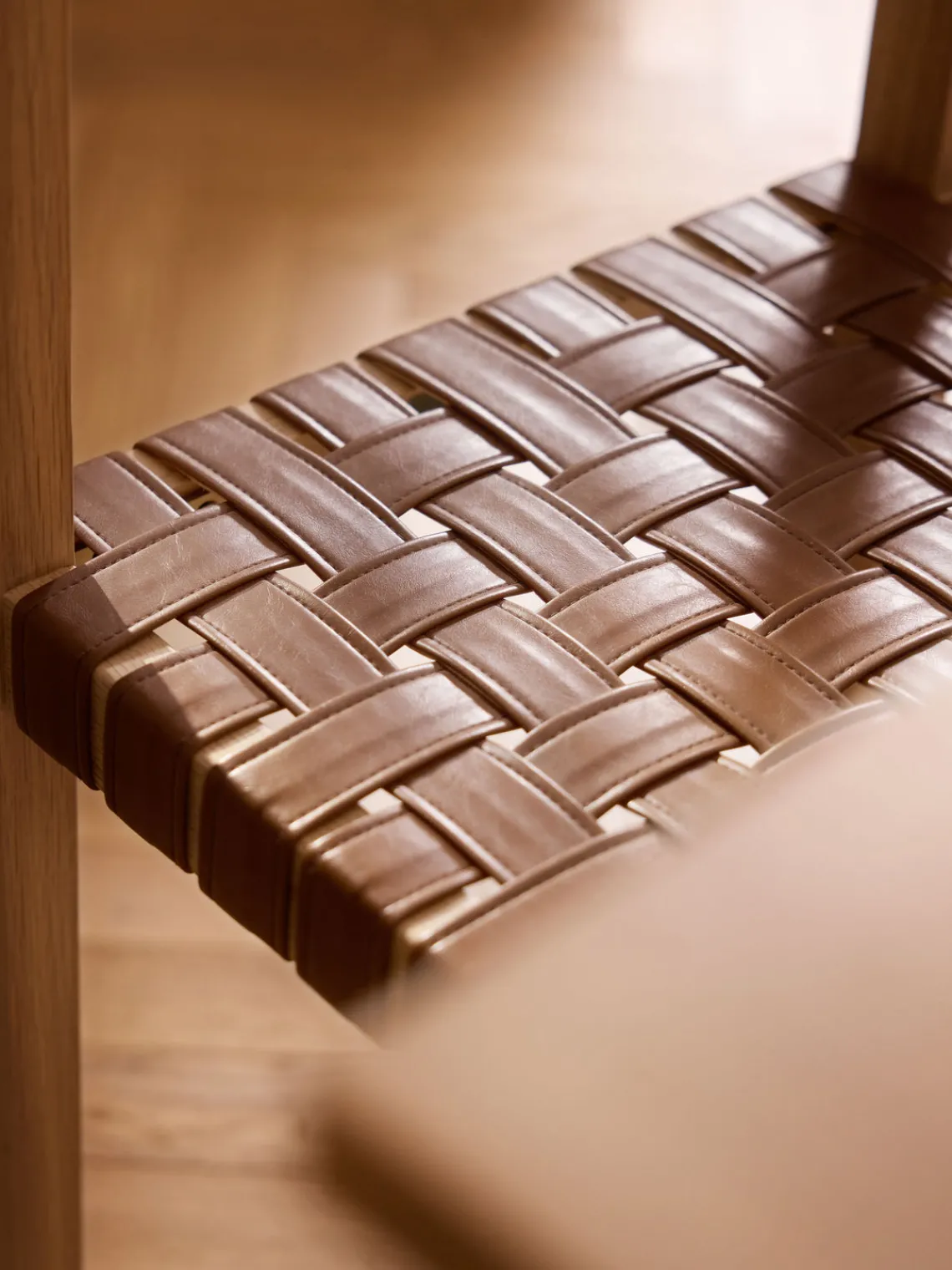 Westwing Collection Silla de madera con asiento de cuero Liza^ Sillas