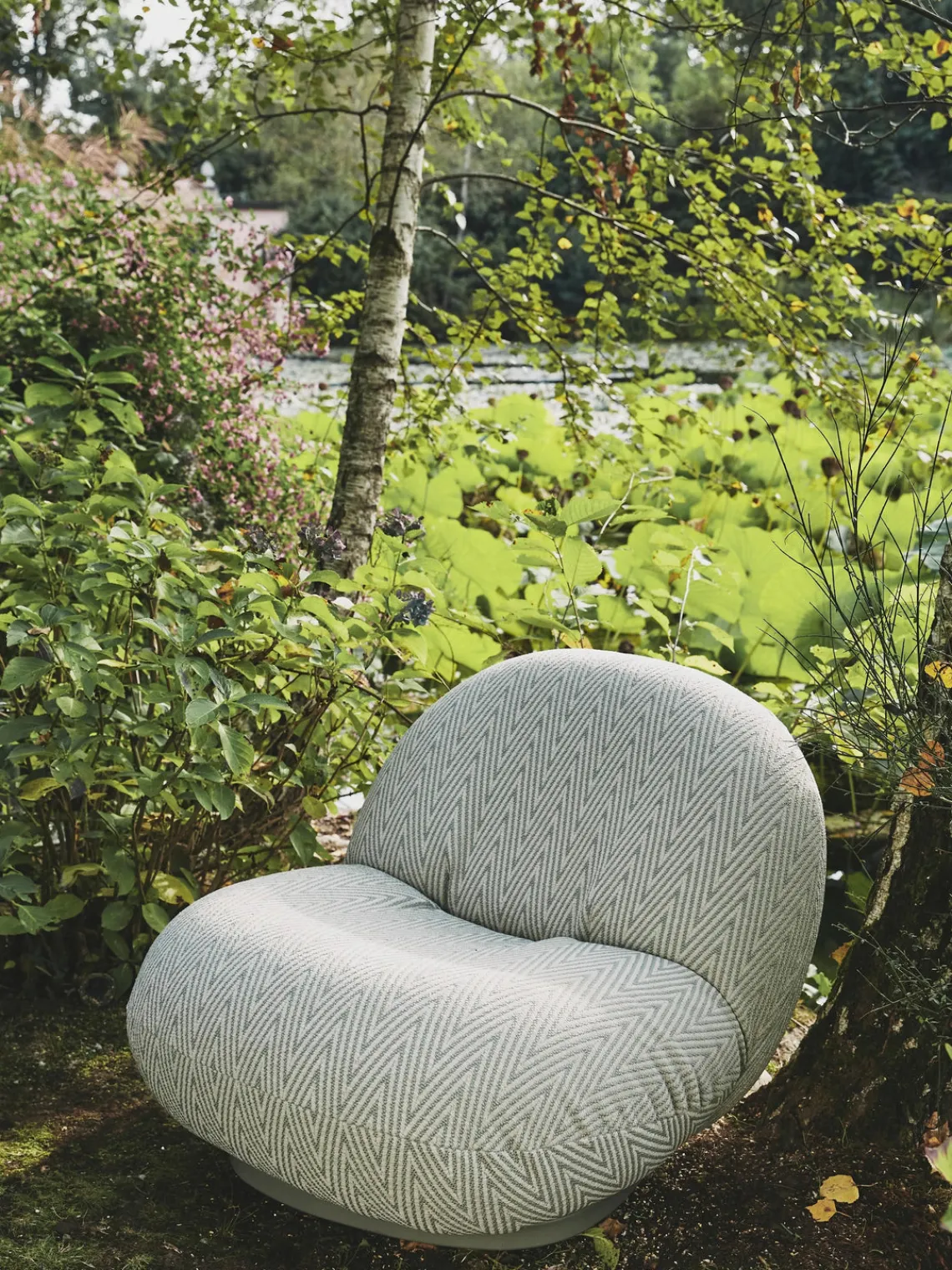 GUBI Silla giratoria de jardín Pacha