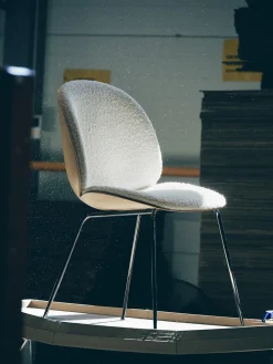 GUBI Silla tapizada en tejido bouclé con asiento Beetle^ Sillas
