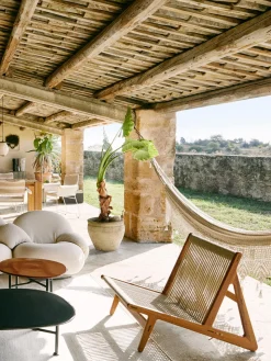 GUBI Sillón de exterior artesanal de madera de iroko MR01 Initial^ Sillones De Jardín|Sillones De Jardí­N