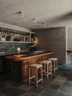 FRAMA Taburete alto de madera de abedul 01