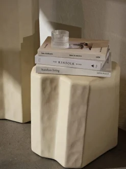 Ferm Living Taburete de hormigón en forma orgánica Staffa