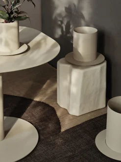 Ferm Living Taburete de hormigón en forma orgánica Staffa