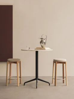 Audo Copenhagen Taburete de madera de roble en tejido bouclé Passage