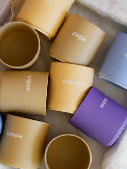 DESIGN LETTERS Taza de diseño con inscripción Favourite PAPA