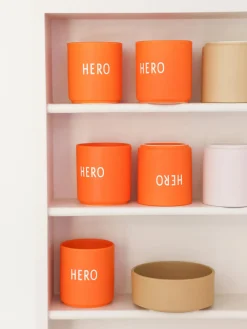 DESIGN LETTERS Taza de diseño con letras Favourite HERO