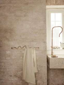 Ferm Living Toallero de pared artesanal de metal Curvature