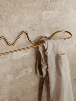 Ferm Living Toallero de pared artesanal de metal Curvature