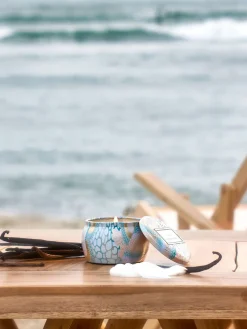 Voluspa Vela perfumada artesanal California Summers (sal marina, vainilla cálida, madera de teca)