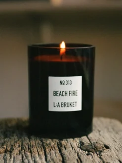 L:A Bruket Vela perfumada Beach Fire (Gaïac, madera ahumada)