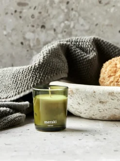 Meraki Vela perfumada pequeña Oud Leaf (rosa, madera de cedro, jazmín, lirio y lirio de los valles)