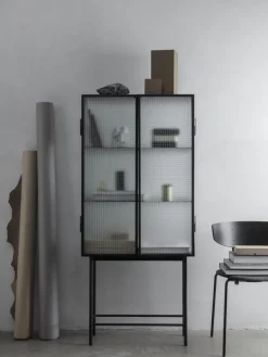 Ferm Living Vitrina con puertas de vidrio Haze