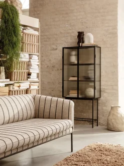 Ferm Living Vitrina con puertas de vidrio Haze