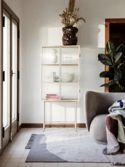 Ferm Living Vitrina con puertas de vidrio Haze